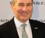 L'ambassadeur des Etats-Unis à Paris à l'inauguration de la boutique Banana Republic à Paris le 7 décembre 2011