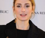 Julie Gayet à l'inauguration de la boutique Banana Republic à Paris le 7 décembre 2011