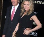 Michelle Pfeiffer et son époux David Kelley lors de la première de New Year's Eve à New York le 7 décembre 2011