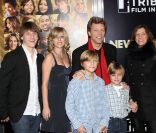 Jon Bon Jovi entouré de sa jolie famille lors de la première de New Year's Eve à New York le 7 décembre 2011