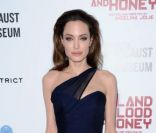 Angelina Jolie dans une robe Romona Keveza lors de l\'avant-première du film Au pays du sang et du miel à Los Angeles le 8 décembre 2011