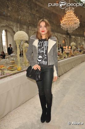 Izïa Higelin au défilé Chanel Bombay, à Paris le 7 décembre 2011.