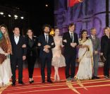 Les membres du jury, Emir Kusturica, le président, entouré de Jessica Chastain, Nicole Garcia, Leïla Hatami, Abdelkader Lagtâa, Brillante Ma. Mendoza, Radu Mihaileanu, Maya Sansa et Aparna Sen lors du festival international du film de Marrakech le 10 décembre 2011