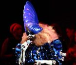 Björk sur scène au Bestival de l'île de Wight au Royaume-Uni, le 11 septembre 2011. Elle reviendra en France en juin 2012. 