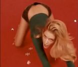 Doutzen Kroes vous souhaite un Joyeux Noël en chanson.
