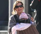 Mariska Hargitay dans les rues de New York avec sa fille Amaya. Le 11 décembre 2011