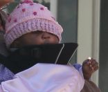 Mariska Hargitay dans les rues de New York avec sa fille Amaya. Le 11 décembre 2011