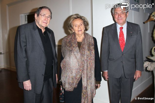 Robert Hossein, Bernadette Chirac et Bernard Esambert lors de la soirée caritative de gala du festival Epsilone créations à l'occasion des vingt ans de la fondation française pour la recherche sur l'épilepsie, à Paris, le 12 décembre 2011 