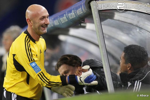 Fabien Barthez était heureux de retrouver ses amis ! Le 9e Match contre la Pauvreté a vu l'équipe de stars des ambassadeurs du PNUD Zinedine Zidane et Ronaldo vaincre une sélection All-Star du HSV Hambourg 5 à 4, le 13 décembre 2011.