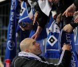 Un passage auprès des fans... Le 9e Match contre la Pauvreté a vu l'équipe de stars des ambassadeurs du PNUD Zinedine Zidane et Ronaldo vaincre une sélection All-Star du HSV Hambourg 5 à 4, le 13 décembre 2011.