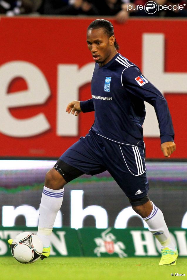 Didier Drogba y est allé de son but... Le 9e Match contre la Pauvreté a vu l'équipe de stars des ambassadeurs du PNUD Zinedine Zidane et Ronaldo vaincre une sélection All-Star du HSV Hambourg 5 à 4, le 13 décembre 2011.