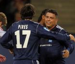 Robert Pirès participait au 9e Match contre la Pauvreté, qui a vu l'équipe de stars des ambassadeurs du PNUD Zinedine Zidane et Ronaldo vaincre une sélection All-Star du HSV Hambourg 5 à 4, le 13 décembre 2011.