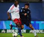 Luis Figo en action... Le 9e Match contre la Pauvreté a vu l'équipe de stars des ambassadeurs du PNUD Zinedine Zidane et Ronaldo vaincre une sélection All-Star du HSV Hambourg 5 à 4, le 13 décembre 2011.