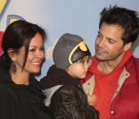 David Charvet et sa femme Brooke Burke, et leur fils, lors de l\'avant-première de Disney on Ice : Toy Story 3, à Los Angles le 14 décembre 2011