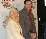 Tori Spelling, son mari Dean McDermott et leurs enfants lors de l\'avant-première de Disney on Ice : Toy Story 3, à Los Angles le 14 décembre 2011