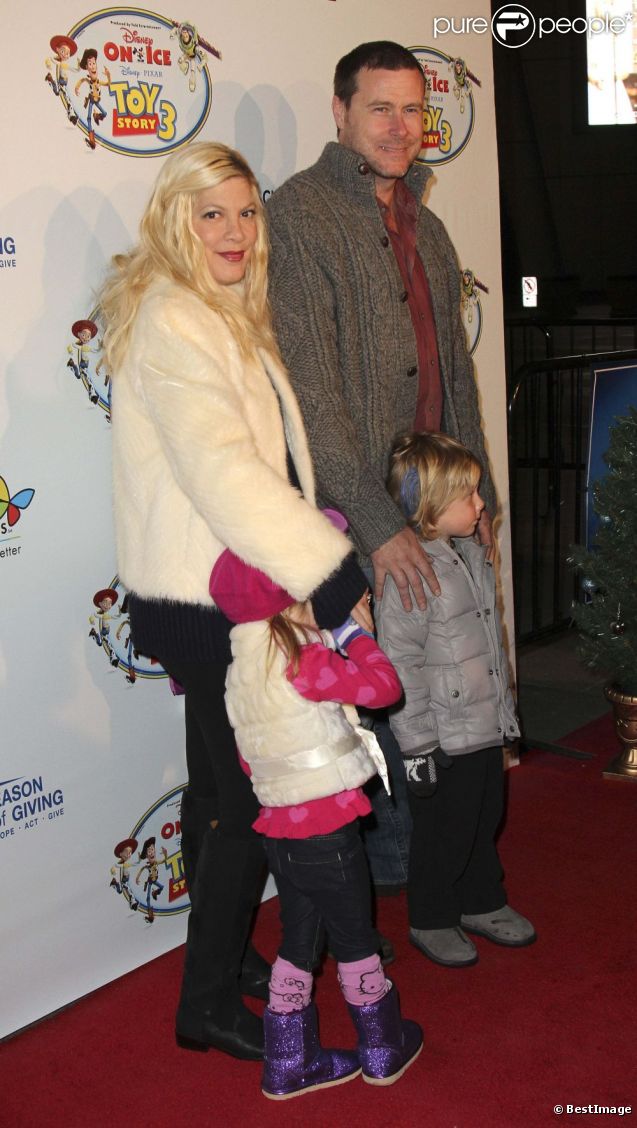 Tori Spelling, son mari Dean McDermott et leurs enfants lors de l'avant-première de Disney on Ice : Toy Story 3, à Los Angles le 14 décembre 2011