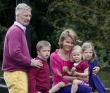 Le prince Philippe, la princesse Mathilde et leurs enfants en visite dans le Hainaut en juillet 2011.