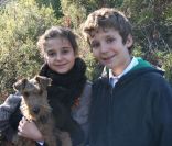 Felipe, 12 ans, et Victoria, 10 ans﻿, enfants d'Elena, vous souhaitent de belles fêtes de fin d'année ! 