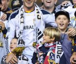 David Beckham entouré de ses fils - Brooklyn, Cruz et Romeo - lors de sa victoire du championnat des États-Unis, à Los Angeles, le 20 novembre 2011.