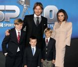 David et Victoria Beckham entourés de leurs fils - Brooklyn, Cruz et Romeo - à Birmingham, le 19 décembre 2010.