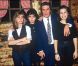 Gilbert Bécaud et trois de ses filles, Anne, Jennifer, Emily, en 1990. 
