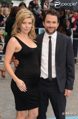 Charlie Day et sa femme Mary Elizabeth Ellis posent lors de la première de Comment tuer son boss à Londres en juillet 2011.