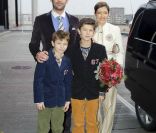 Complices avec leur beau-père Martin, les princes Nikolai et Felix de Danemark accompagnaient leur mère la comtesse Alexandra de Fredriksborg, le 18 décembre 2011, au concert de Noël de la Danish Radio Girl's Choir, à Copenhague.