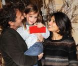 Stéphane Freiss et toute sa petite famille : sa femme et leur fille Bianca, à la première du Théâtre Edouard VII, à Paris, le 19 décembre 2011