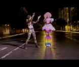 Image extraite du clip  Fireball  réalisé par Hype Williams pour Willow Smith et Nicki Minaj, décembre 2011.
