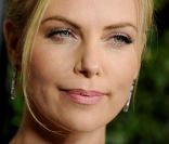 Charlize Theron : paupières scintillantes, bouche nude, visage mis en lumière par une poudre illuminatrice, la blonde actrice est plus glamour que jamais<br />