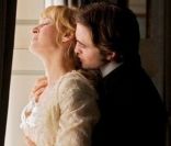 Robert Pattinson et Uma Thurman dans Bel Ami.