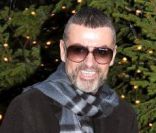 George Michael emmitouflé s\'exprime sur son état de santé, à Londres, le 23 décembre 2011