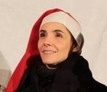 La princesse Clotilde de Savoie, Clotilde Courau, invitée à chanter aux côtés de la chorale du collectif Le Laboratoire des arts sur la scène du petit marché de Noël de Mantes la Jolie le 18 décembre 2011