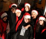 La princesse Clotilde de Savoie, Clotilde Courau, invitée à chanter aux côtés de la chorale du collectif Le Laboratoire des arts sur la scène du petit marché de Noël de Mantes la Jolie le 18 décembre 2011