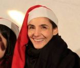 La princesse Clotilde de Savoie, Clotilde Courau, invitée à chanter aux côtés de la chorale du collectif Le Laboratoire des arts sur la scène du petit marché de Noël de Mantes la Jolie le 18 décembre 2011