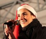 La princesse Clotilde de Savoie, Clotilde Courau : divine en mère Noël lorsqu\'elle est invitée à chanter aux côtés de la chorale du collectif Le Laboratoire des arts sur la scène du petit marché de Noël de Mantes la Jolie le 18 décembre 2011