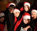 La princesse Clotilde de Savoie au coeur de la chorale du collectif Le Laboratoire des arts sur la scène du petit marché de Noël de Mantes la Jolie le 18 décembre 2011
