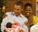 Barack et Michelle Obama, des bébés dans les bras, craquent littéralement