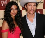 Matthew McConaughey et sa compagne Camila en juin 2011 à Los Angeles<br />