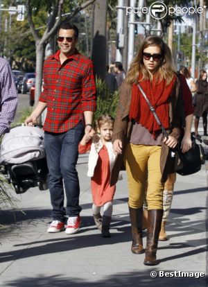 Jessica Alba, son mari Cash Warren, leurs deux enfants et la maman de l'actrice, le 24 décembre 2011 à Los Angeles