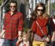 Jessica Alba, son mari Cash Warren, leurs deux enfants et la maman de l'actrice, le 24 décembre 2011 à Los Angeles