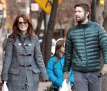 Julianne Moore, son mari Bart Freundlich et leur fille Liv, le 26 décembre 2011 à New York.