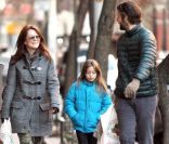 Julianne Moore, son mari Bart Freundlich et leur fille Liv se promènent, le 26 décembre 2011 à New York.