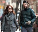 Julianne Moore et son mari Bart Freundlich, le 26 décembre 2011, à New York.