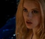 Xenia Tchoumitcheva dans le making-of d'un shooting