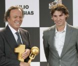 Julio Iglesias et Rafael Nadal à Madrid, le 16 décembre 2011. La chanteur vient d\'annoncer la fin de sa carrière. <br />