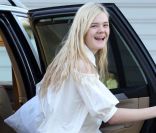 Elle Fanning arrive chez des copines pour une soirée pyjama. Le 28 décembre 2011 