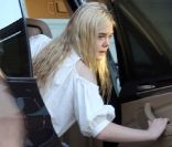 Elle Fanning arrive chez des copines pour une soirée pyjama. Le 28 décembre 2011 