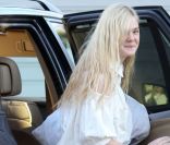 Elle Fanning arrive chez des copines pour une soirée pyjama. Le 28 décembre 2011 