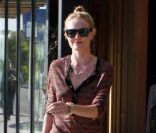 Kate Bosworth sort de la boutique Burton, stylée dans un chemisier Proenza Schouler et des chaussures Chloé. Los Angeles, le 28 décembre 2011.<br />